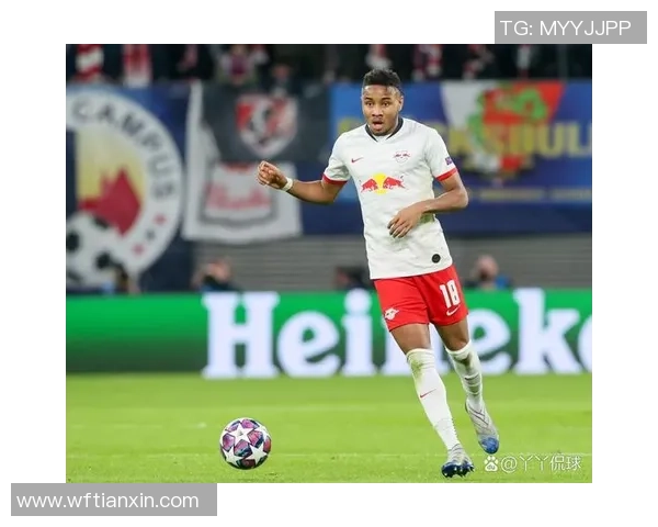 足球球星替补席焦虑表现 握紧双手咬指甲引发网友热议